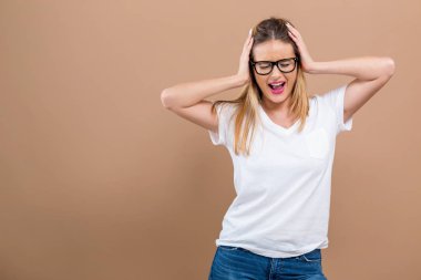 Genç kadın kulakları engelleme