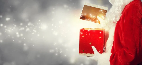 Santa άνοιγμα ένα κουτί δώρου — Φωτογραφία Αρχείου