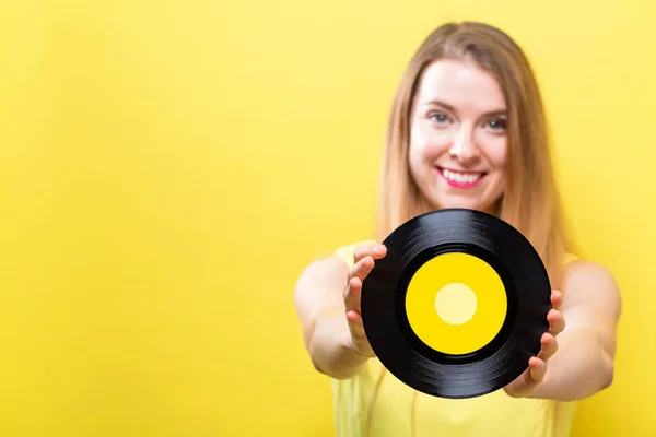 ビニール レコードを持つ若い女性 — ストック写真