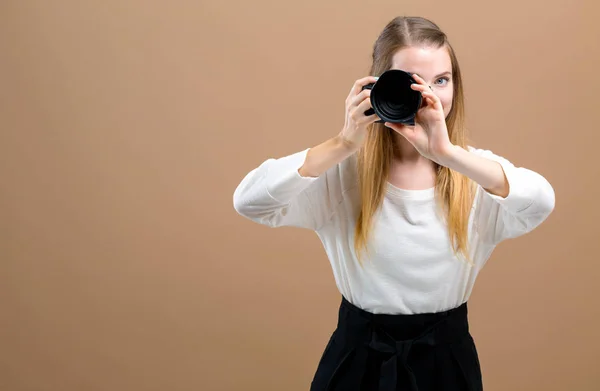Mujer joven con una cámara profesional — Foto de Stock