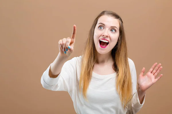 Mujer joven señalando algo — Foto de Stock