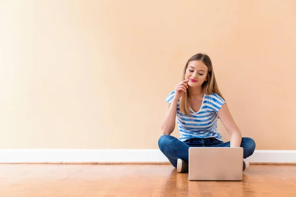 Jeune femme avec un ordinateur portable — Photo