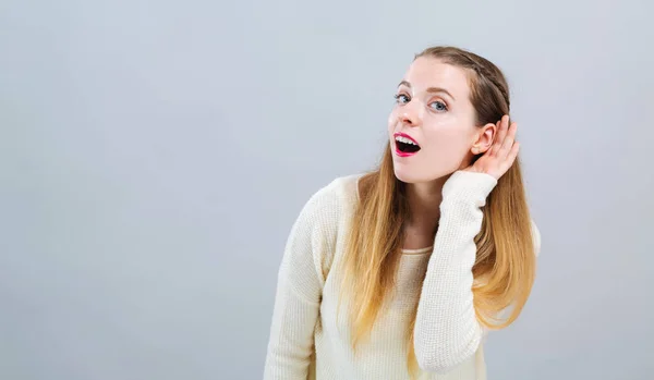 Jonge vrouw luisteren — Stockfoto