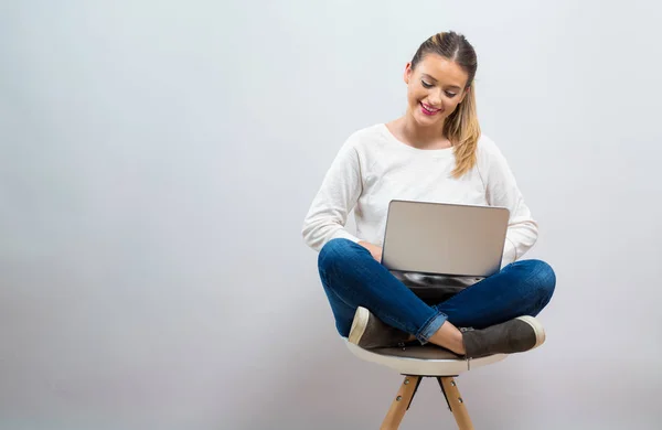 Jonge vrouw met een laptop computer — Stockfoto