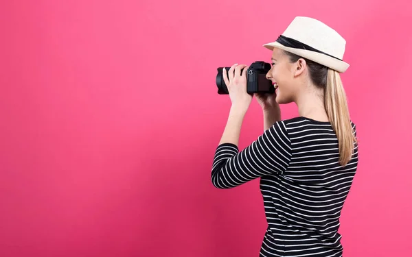 Mujer joven con una cámara profesional — Foto de Stock