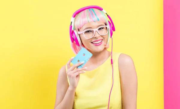 Kobieta z kasety magnetofonowej i kolorowe peruki — Zdjęcie stockowe