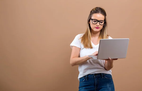 Giovane donna con un computer portatile — Foto Stock