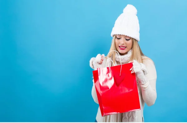 Glad ung kvinna håller en shoppingväska — Stockfoto