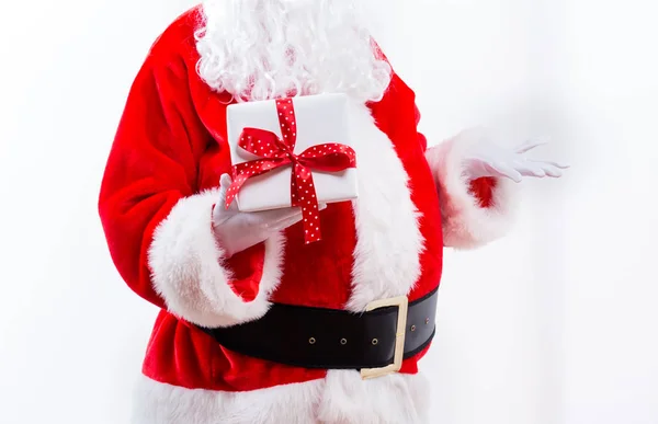 Santa segurando um presente de Natal — Fotografia de Stock