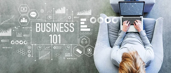 Negócios 101 com o homem usando um laptop — Fotografia de Stock