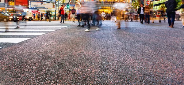 Πεζοί διασχίζουν μια διάβαση πεζών Shibuya αγωνίζομαι, στο Τόκιο, Ιαπωνία — Φωτογραφία Αρχείου
