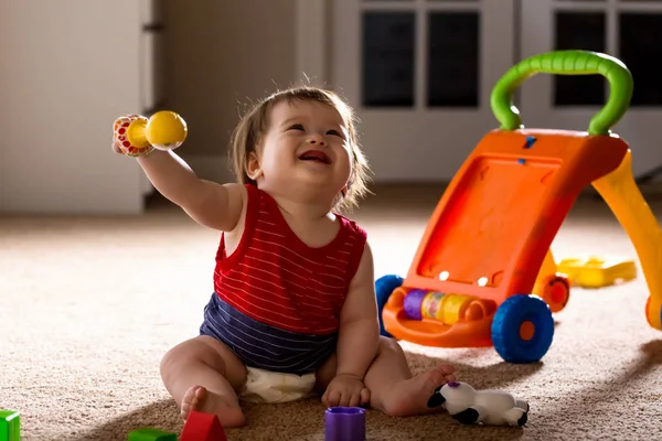 Niño feliz jugando con sus juguetes —  Fotos de Stock