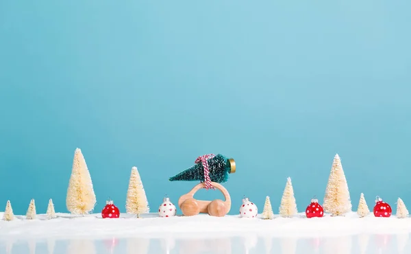 Coche de madera miniatura con árbol de Navidad — Foto de Stock