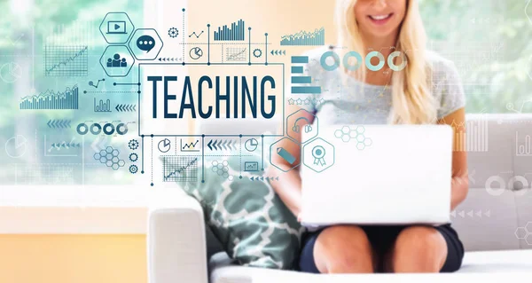 Undervisning med kvinna som använder en bärbar dator — Stockfoto