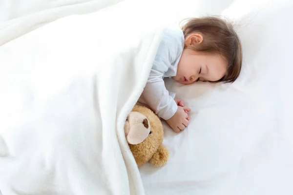 Niño pequeño durmiendo. —  Fotos de Stock