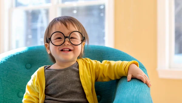 Bambino ragazzo giocare in la sua casa — Foto Stock