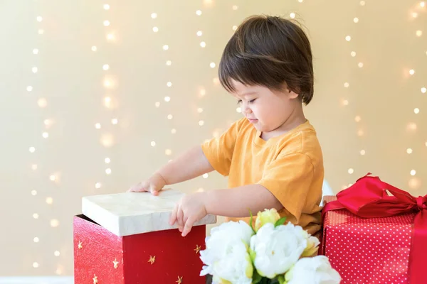 Joyeux garçon tout-petit avec cadeaux de Noël — Photo