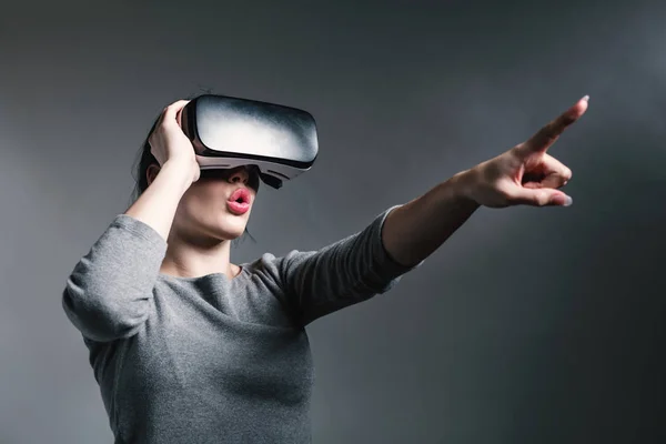 Mujer joven usando un auricular de realidad virtual —  Fotos de Stock