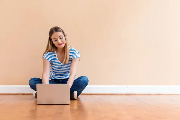 Jonge vrouw met een laptop computer — Stockfoto