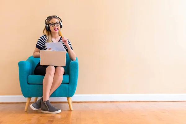 Młoda kobieta studia na jej laptopa — Zdjęcie stockowe