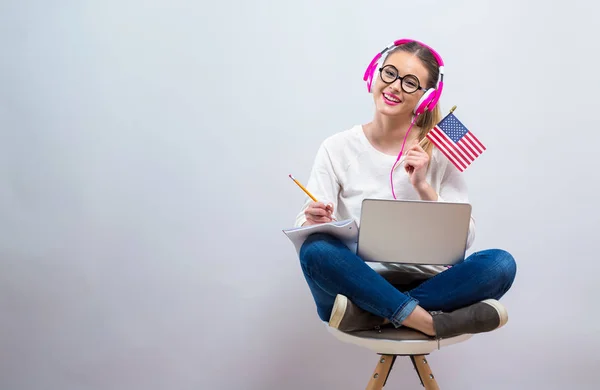 Νεαρή γυναίκα με σημαία ΗΠΑ χρησιμοποιώντας έναν φορητό υπολογιστή — Φωτογραφία Αρχείου