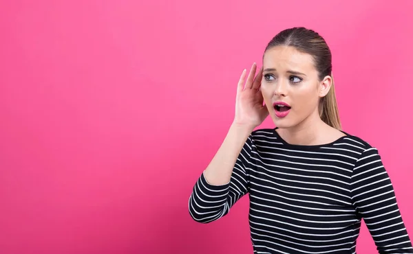 Jonge vrouw luisteren — Stockfoto