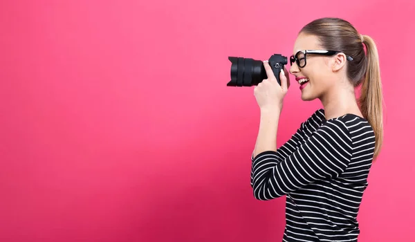 Mujer joven con una cámara profesional —  Fotos de Stock