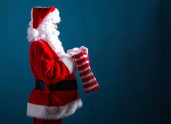 Santa in possesso di una borsa della spesa — Foto Stock