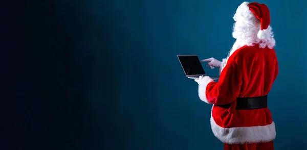 Santa usando un ordenador portátil — Foto de Stock