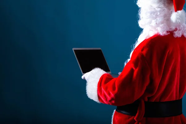 Santa usando um laptop — Fotografia de Stock