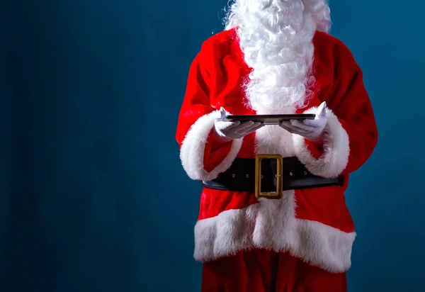 Babbo Natale con un tablet — Foto Stock