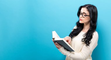 Kitaplı genç bir kadın.