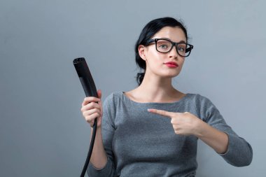 Genç kadın bir elektrikli araç şarj cihazı ile