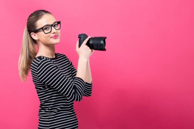 Profesyonel bir fotoğraf ile genç kadın