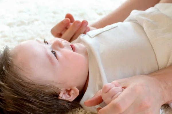 彼の両親と幸せな赤ちゃん男の子 — ストック写真