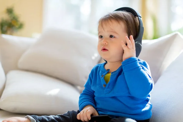 Kleinkind hört Musik mit Kopfhörern — Stockfoto