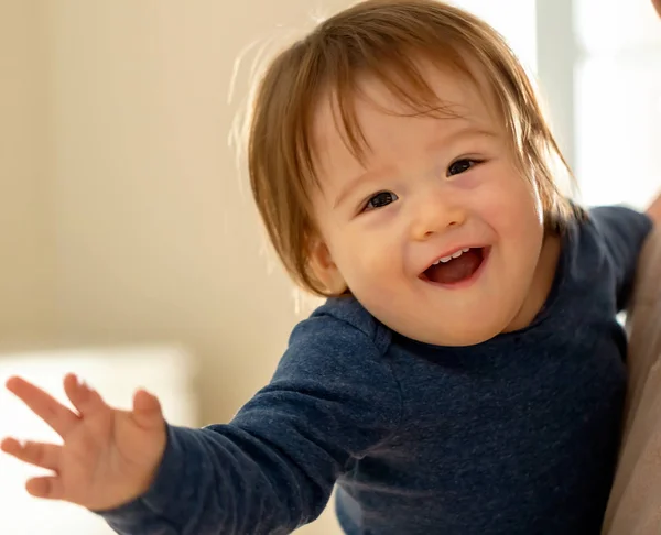 Szczęśliwy toddler chłopiec jest w posiadaniu jego rodzice — Zdjęcie stockowe