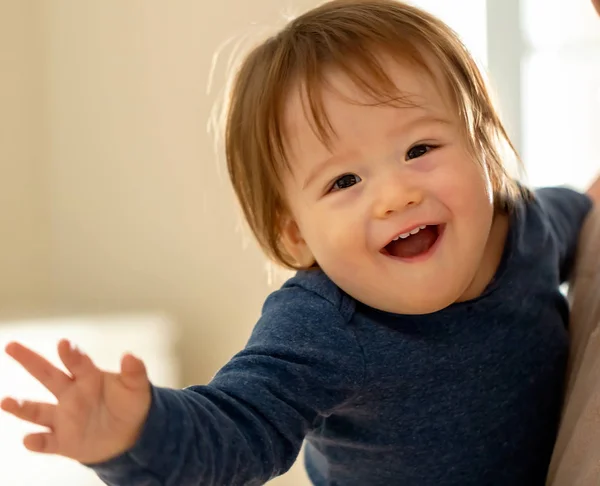 Felice bambino ragazzo essere tenuto dai suoi genitori — Foto Stock