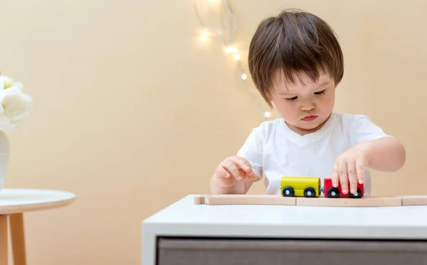 幼児の男の子は彼のおもちゃで遊んで — ストック写真