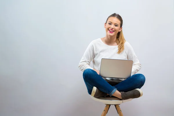 Jovem com um computador portátil — Fotografia de Stock