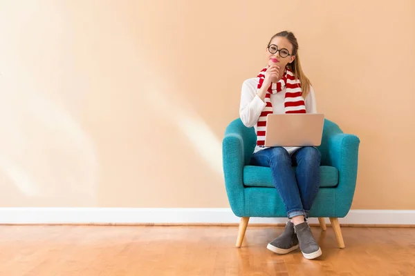 Jeune femme avec un ordinateur portable — Photo