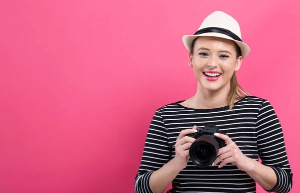 Junge Frau mit professioneller Kamera — Stockfoto