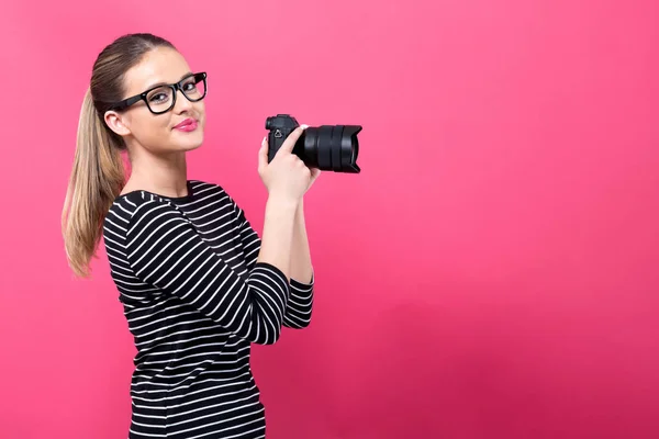 Junge Frau mit professioneller Kamera — Stockfoto