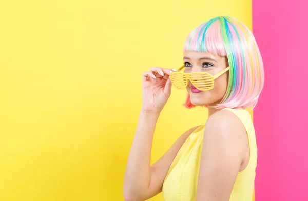 Mulher vestindo persianas óculos de sol em uma peruca colorida — Fotografia de Stock