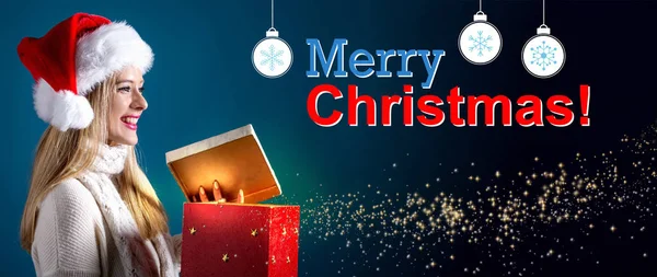 महिला एक भेट बॉक्स उघडत आनंदी ख्रिसमस संदेश — स्टॉक फोटो, इमेज