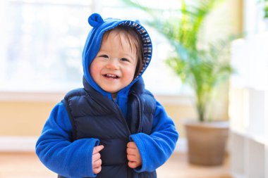 Kış giysileri içinde birlikte mutlu yürümeye başlayan çocuk