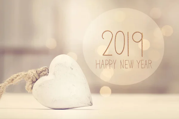 Mensaje de Año Nuevo 2019 con un corazón blanco —  Fotos de Stock