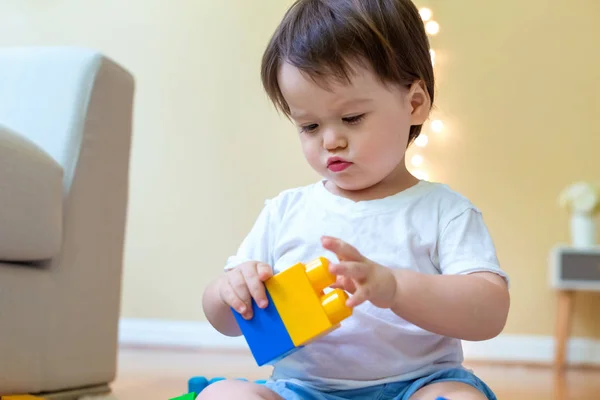 Toddler chłopiec bawi się jego zabawki — Zdjęcie stockowe