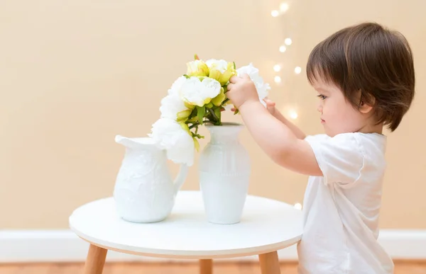 Μικρό παιδί αγόρι με λουλούδια — Φωτογραφία Αρχείου