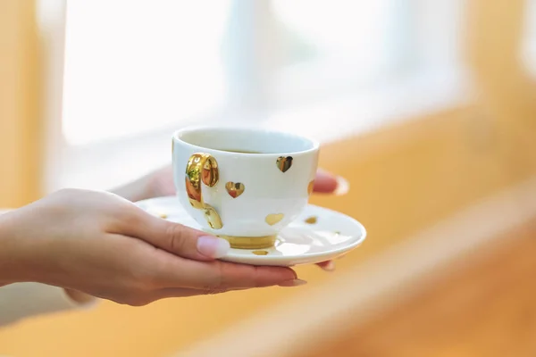 Junge Frau mit einer Tasse Kaffee — Stockfoto